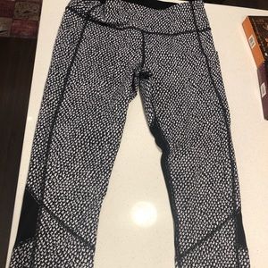 Lululemon crop leggings size 6 with pockets